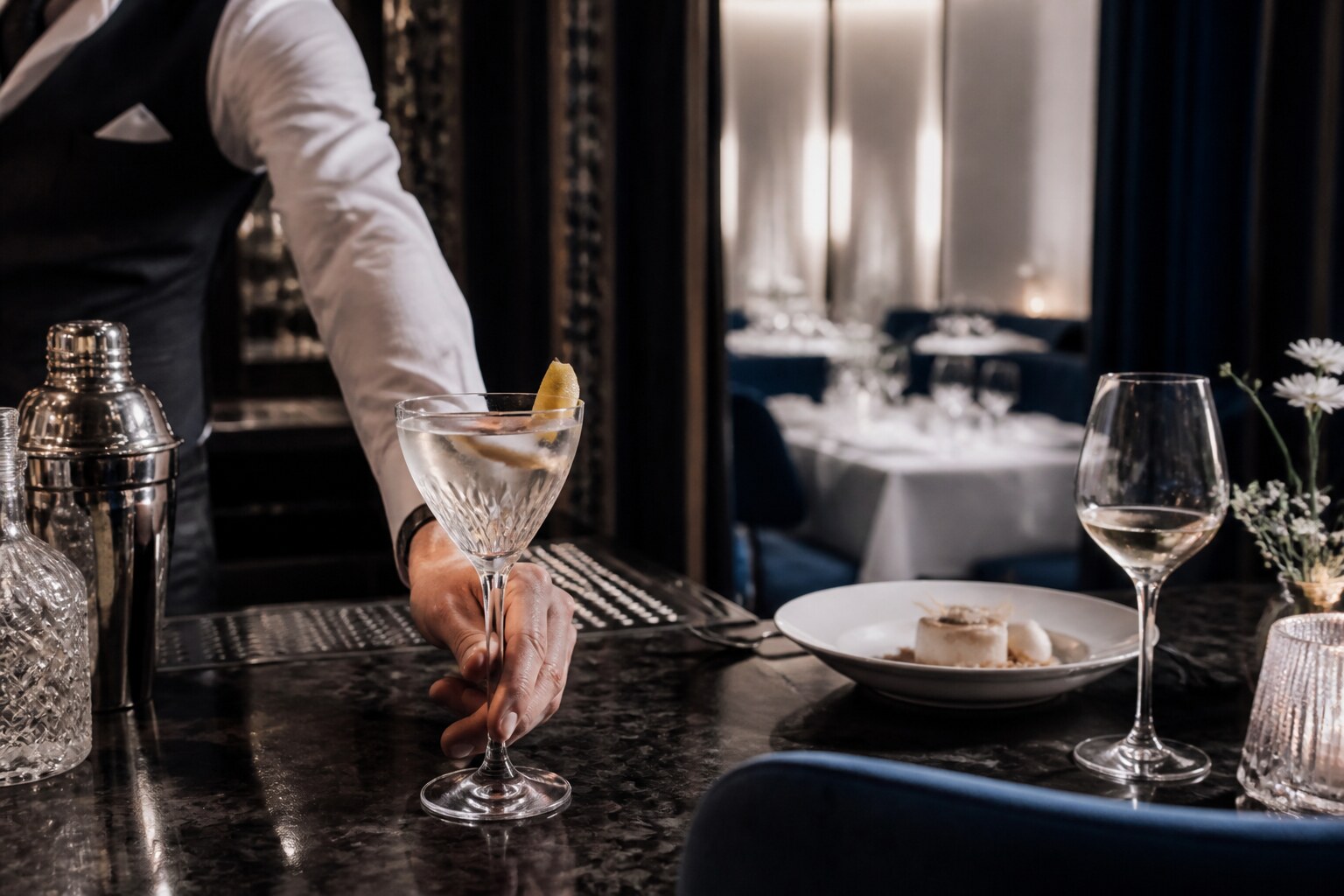 Koktajl serwowany przy przydymionym barze restauracji